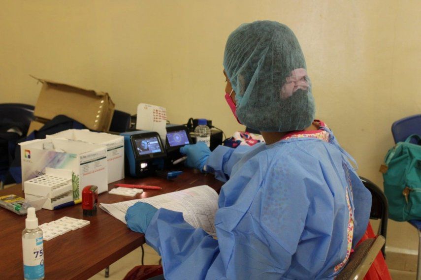 Personal de Salud de Panamá aplica pruebas para detectar casos positivos de covid-19.