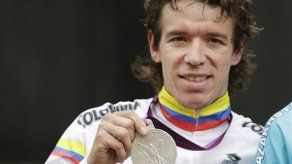 Colombiano Urán deja escapar el oro olímpico en ciclismo