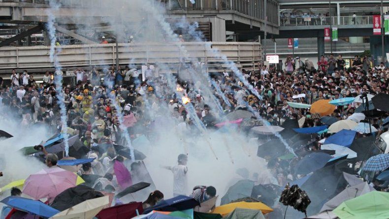 Lanzan gas lacrimógeno contra activistas en Hong Kong