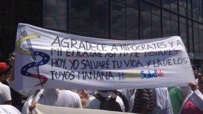 Médicos marchan en centro de Caracas en contra y a favor del gobierno