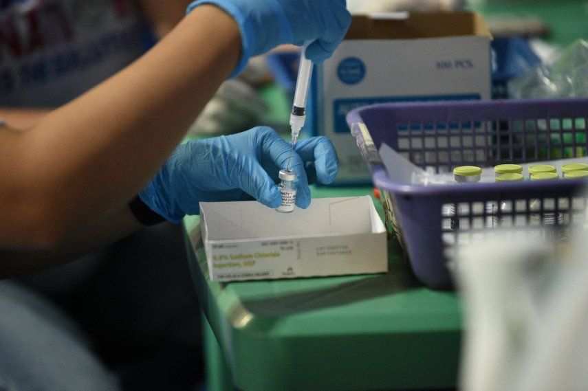 Una enfermera prepara una dosis de la vacuna Pfizer contra COVID-19.