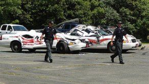 Hombre usa tractor para destrozar 7 autos policiales en Vermont