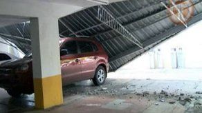 Techo de edificio en San Francisco cae sobre vehículos