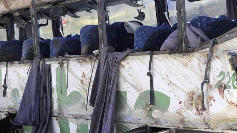 Al menos 19 muertos por vuelco de bus en Argentina