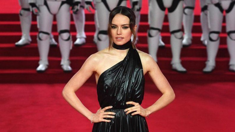 Con su sable de luz, Daisy Ridley regresa a Star Wars