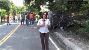 Conductor queda atrapado