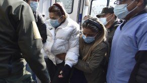 La expresidenta interina de Bolivia entre 2019 y 2020, Jeanine Áñez acompañada por sus hijos a la entrada de un centro médico, en La Paz (Bolivia).
