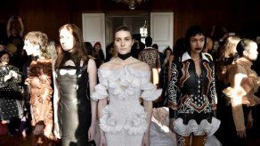 El estilo motero cierra la Semana de la Alta Costura en París