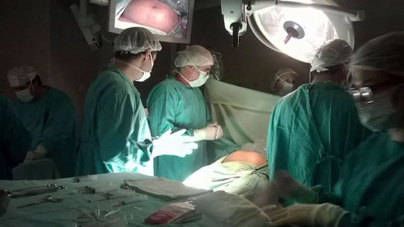 Nace bebé tras recibir compleja operación fetal en Argentina