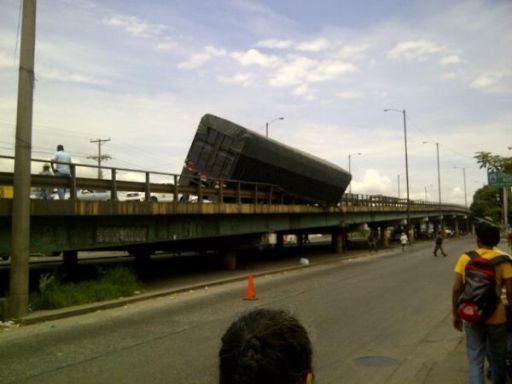 Grúa procedió a remover camión en puente de San Miguelito