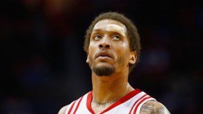 Los Bucks consiguen a Michael Beasley de los Rockets por Tyler Ennis