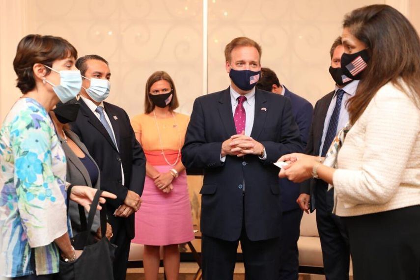 La subsecretaria Uzra Zeya estuvo acompañada en esta reunión de Stewart Tuttle