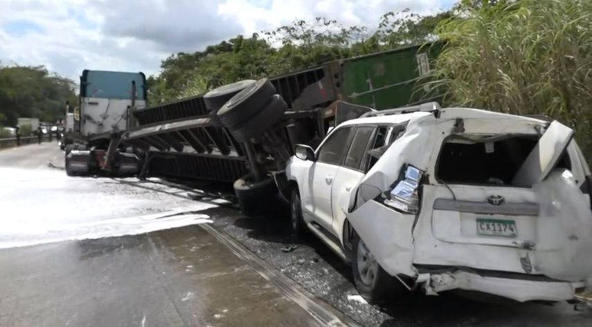 Hay dos mulas involucradas y otros 7 automóviles particulares involucrados.