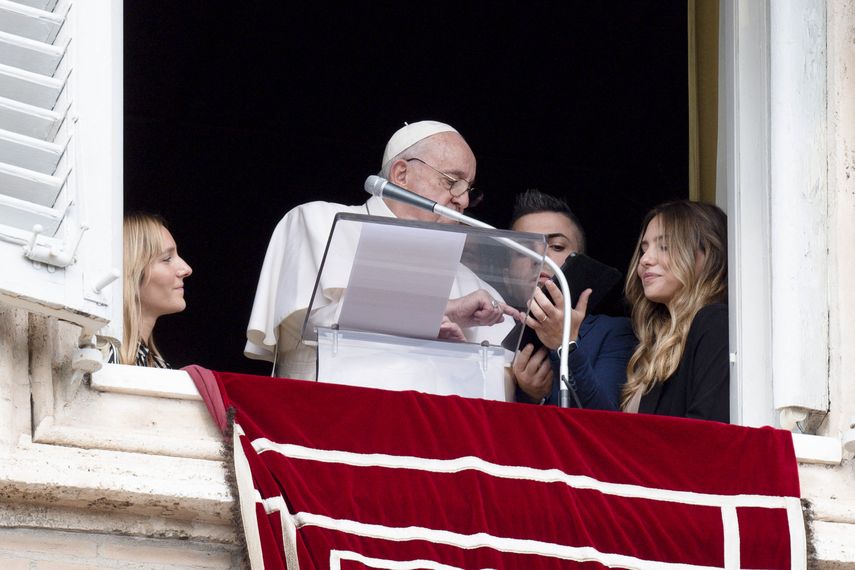 El Papa Francisco registrándose en una tableta para la Jornada Mundial de la Juventud de agosto de 2023 en Portugal.