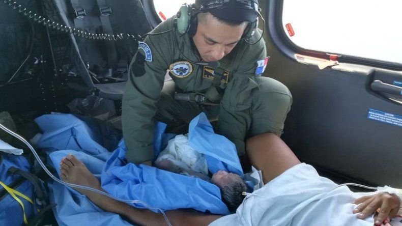 Héroes en las alturas, paramédicos asisten parto en un helicóptero del Senan