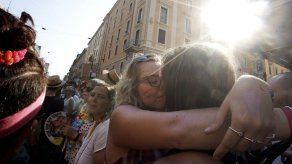 Miles participan en marchas de orgullo alrededor del mundo