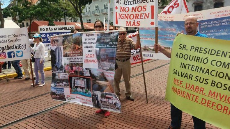 Grupos en rechazo y a favor de proyecto PH Scala protestan en el Palacio Municipal