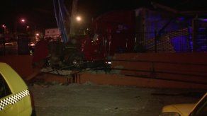 Conductor de una mula choca contra zona paga en Las Colinas