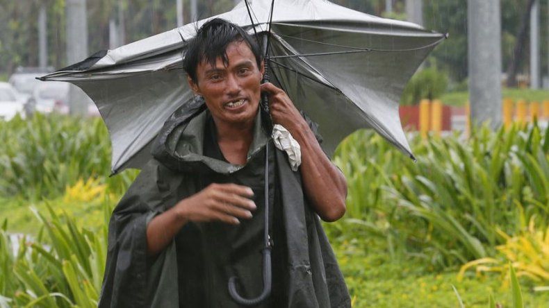 Tifón deja 2 muertos y miles de varados en Filipinas