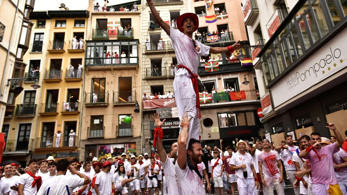 La lluvia no aguó el ambiente mientras la multitud, casi todos con el atuendo tradicional de camisa y pantalón blanco y pañuelo y cinturón rojo, abarrotaba la pequeña plaza del ayuntamiento para el acto de mediodía.&nbsp;