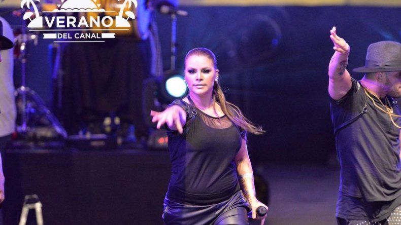 Olga Tañón graba momento en que controlan a pasajero violento en vuelo