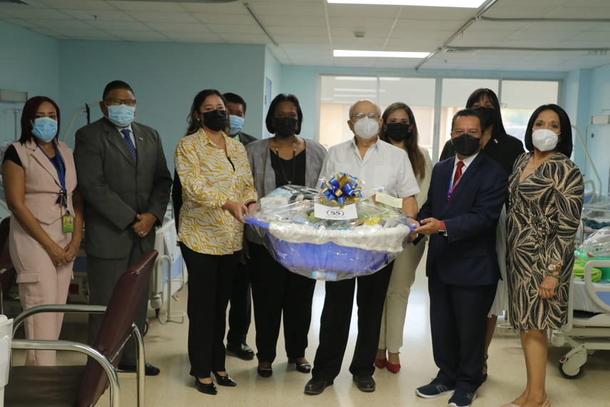 Entrega de canastillas en el Hospital San MIguel Arcangel