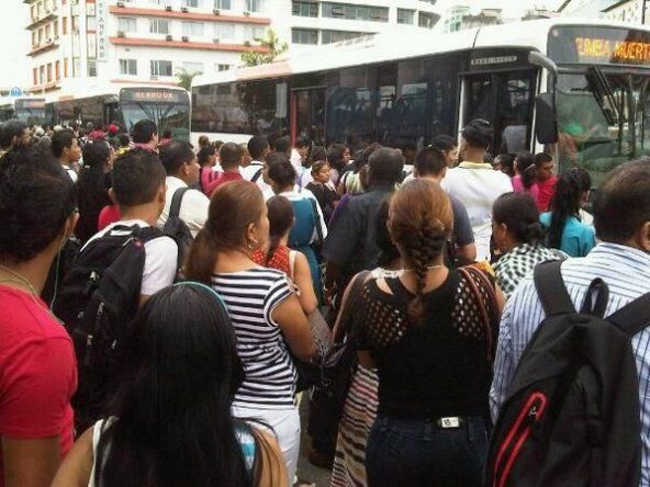 Salida de diablos rojos genera caos en Panamá