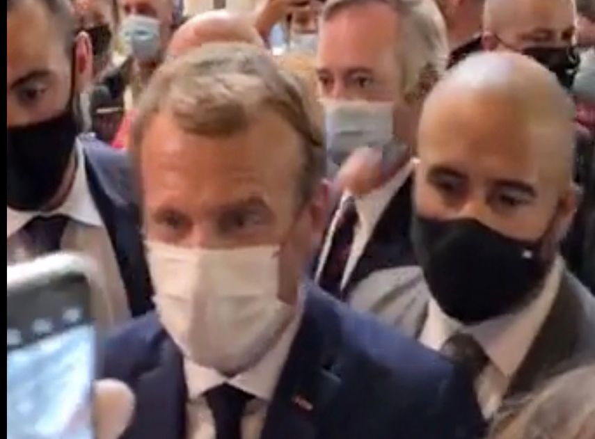 El presidente francés Emmanuel Macron fue abofeteado en la cara en un evento masivo parecido en junio.