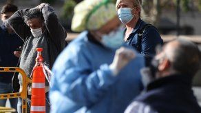 En las últimas semanas, Argentina fue dejando atrás el récord diario de casos que se dio el pasado 27 de mayo, cuando se reportaron 41.080 contagios, y de fallecimientos, que se verificó el último 18 de mayo, con 745 muertes ese día.