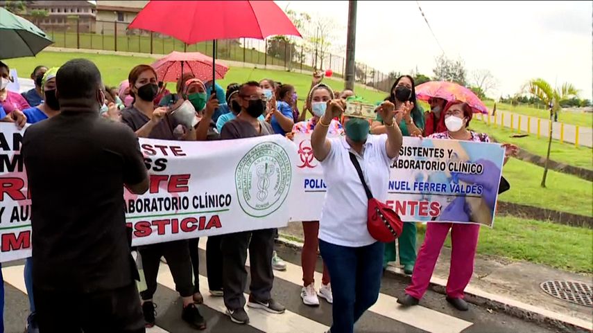 Técnicos asistentes de laboratorio clínico de la CSS se manifiestan para exigir el cumplimiento de sus peticiones.