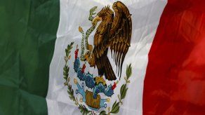 La pregunta de la consulta ha sido un intenso tema de debate en México, puesto que en un inicio proponía enjuiciar a Carlos Salinas de Gortari, Ernesto Zedillo, Vicente Fox, Felipe Calderón y Enrique Peña Nieto.