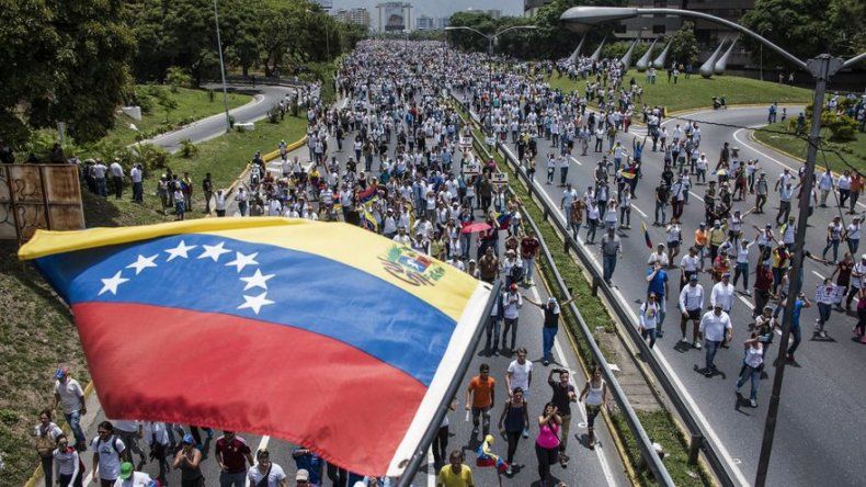 Policía disuelve marcha opositora venezolana y se reporta un herido en otra