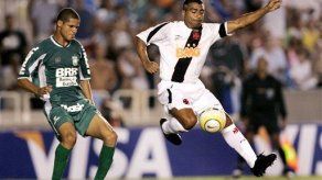 Romario da marcha atrás a su retiro