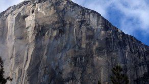 Dos hombres efectúan escalada libre más difícil del mundo