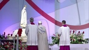 Adoración y oración a la Virgen de Fátima durante la vigilia Adoración y oración a la Virgen de Fátima durante la vigilia