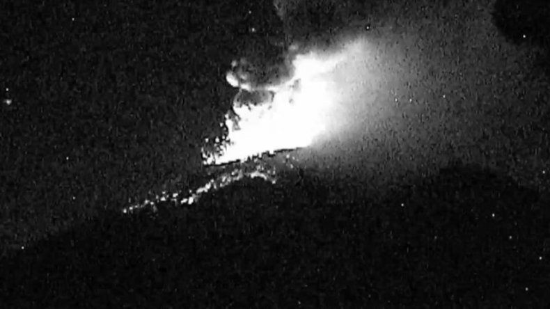 Volcán mexicano echa cenizas sobre la capital