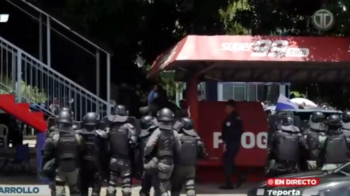 Unidades de control de multitudes despejan vía en David tras breve cierre por docentes