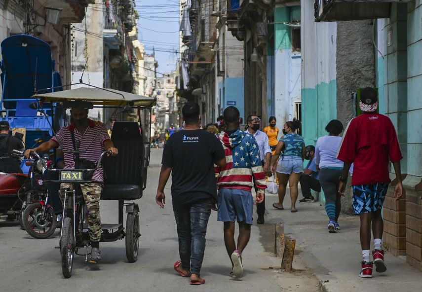 Al menos 292 migrantes haitianos que iban en una embarcación hacia Estados Unidos y desviaron su ruta por las corrientes marinas llegaron a la costa central cubana sin agua ni comida.
