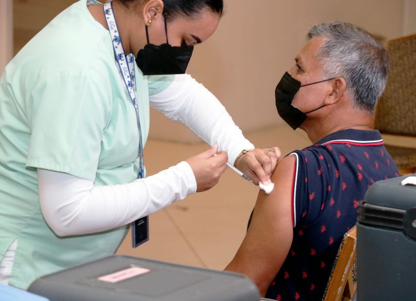 Una persona recibe una dosis de la vacuna contra covid-19.