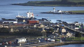 Irlanda del Norte, que forma parte del Reino Unido y comparte frontera con Irlanda, miembro de la Unión Europea, sigue dentro del mercado individual libre de aranceles de la UE.