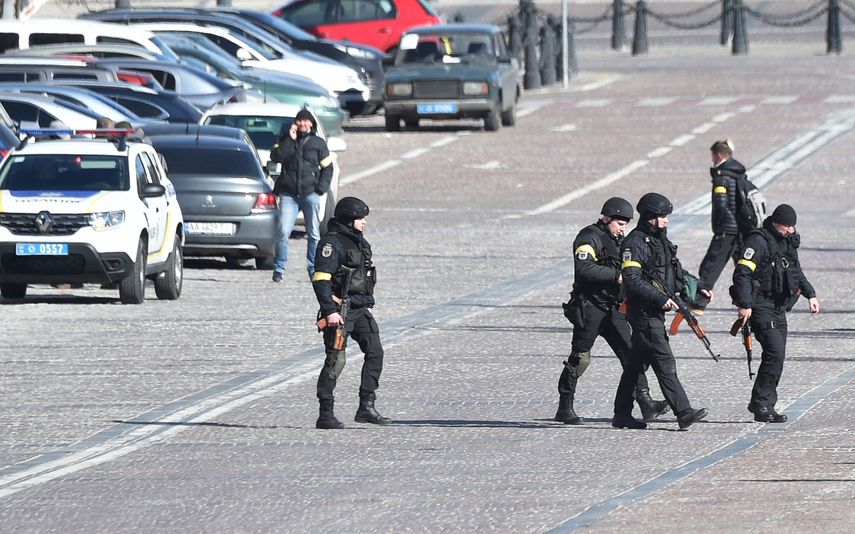 Militares de las Fuerzas Armadas de Ucrania patrullan en el centro de Kiev.