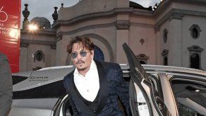 Johnny Depp se moja por sus fans en Venecia