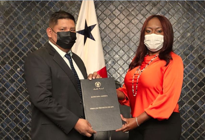 El diputado Ricardo Santos Montezuma y la diputada Kayra Harding tras la aprobación del proyecto de ley.