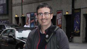 John Oliver doblará a Zazu en la nueva adaptación de El Rey León