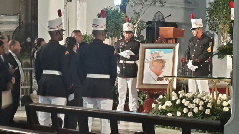 Guardia Presidencial llega a la Catedral para Funeral de Estado de Carles