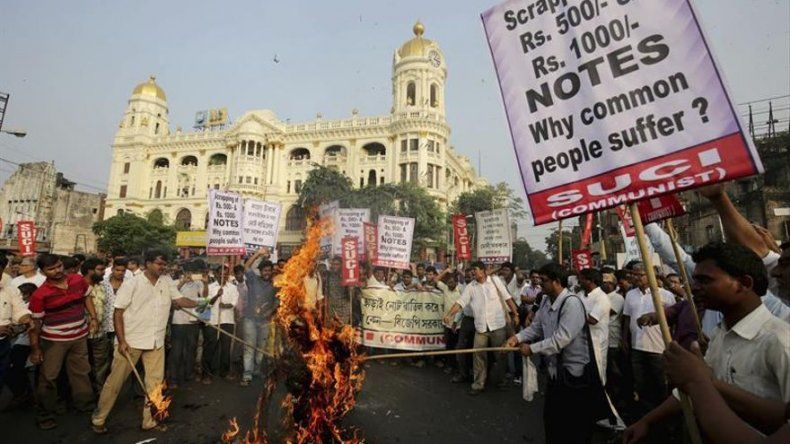 Centenares de personas se manifiestan contra retirada de billetes en India