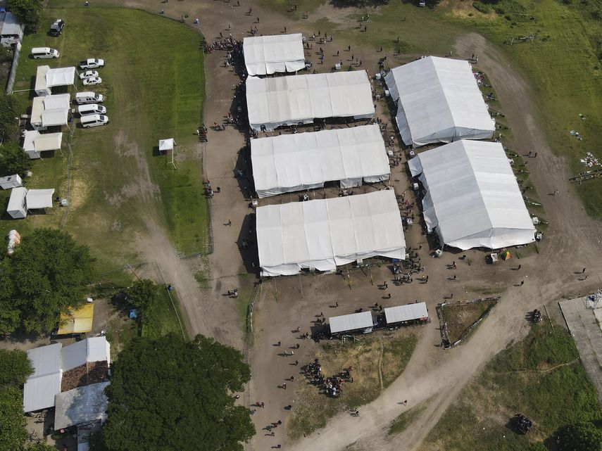 El campamento de migrantes lleva funcionando desde inicios de agosto como centro de expedición de documentos de tránsito a extranjeros.