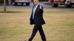 Trump dice que su campaña no hizo nada ilegal tras los cargos contra 13 rusos