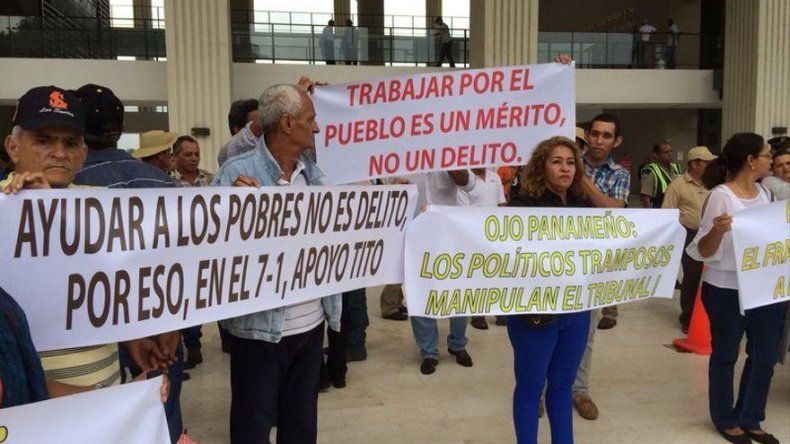 CD realiza manifestación en sede del TE por caso de impugnaciones