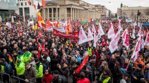 Miles protestan en Alemania por ataques contra refugiados